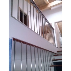 Dettaglio ringhiera acciaio inox e legno